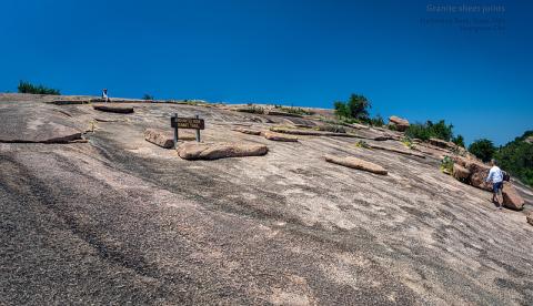 화강암 판상절리와 토르